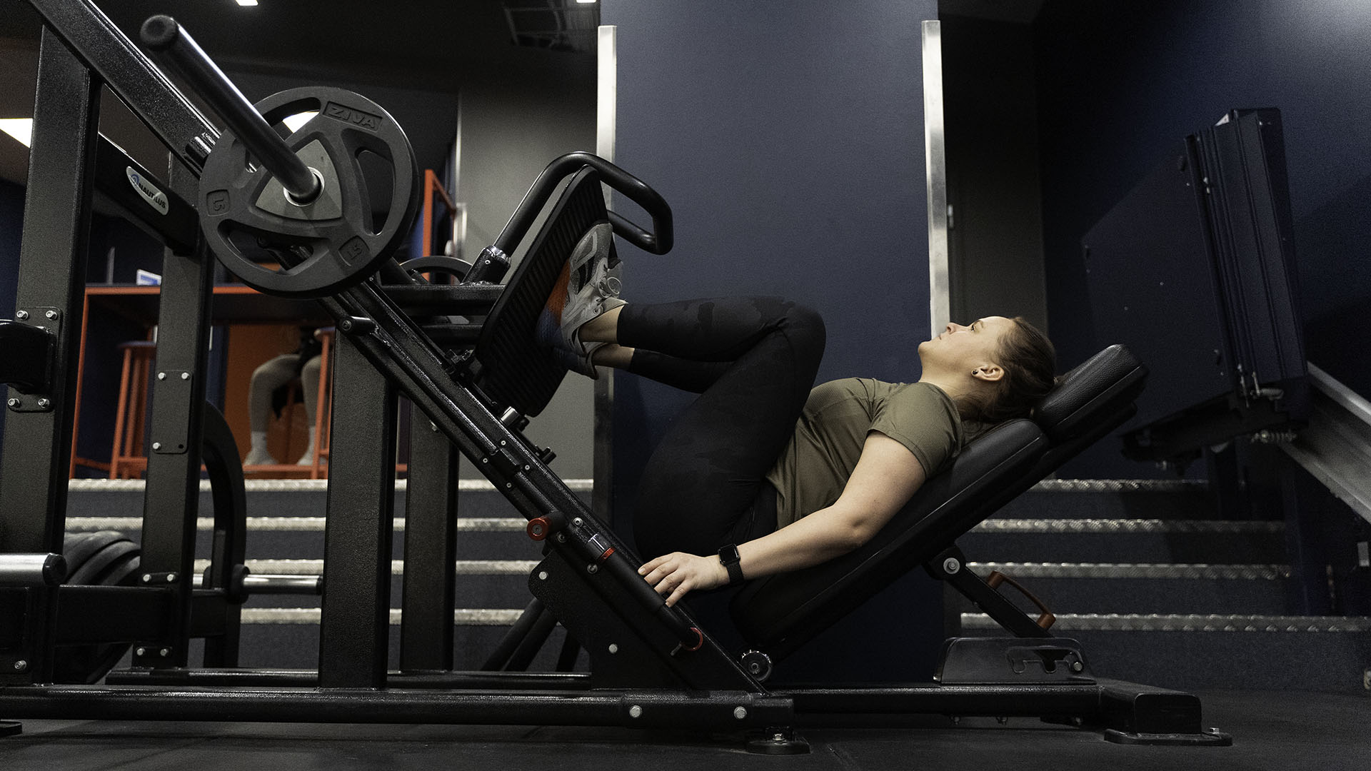 Benpress övning i styrkemaskin på gymmet