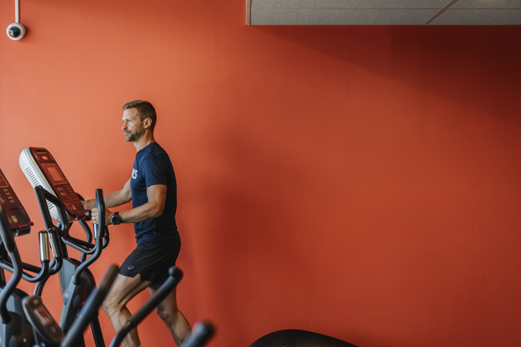 Man kör cardio på gymmet för att bli en bättre löpare