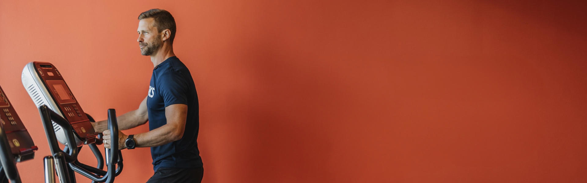 Man kör cardio på gymmet för att bli en bättre löpare