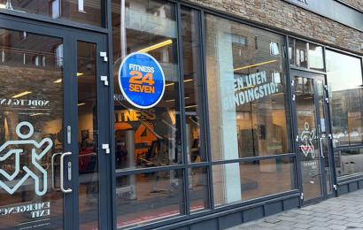 Inngangsdør med Fitness24Seven-logo til treningssenteret 