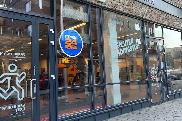 Inngangsdør med Fitness24Seven-logo til treningssenteret